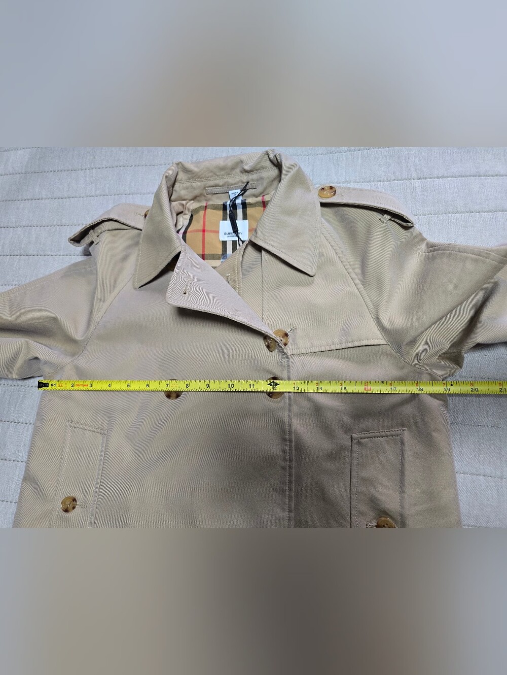 Cropped Classic Beige Women’s Trench Coat with Plaid Lining - Picture 13 of 15